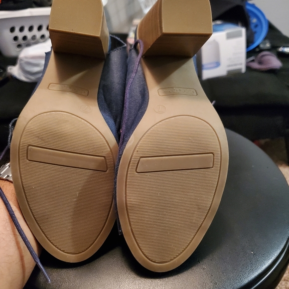 Heels - Picture 3 of 3